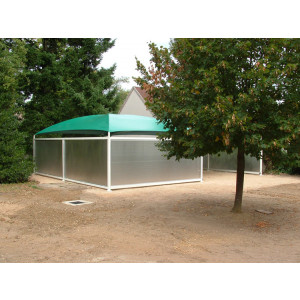 https://www.techni-contact.ovh/ressources/images/produits/merchandising/abri-preau-avec-cloisons-6819130-1.jpg - Cloisons en polycarbonate