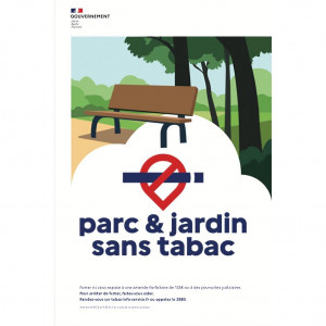 https://www.techni-contact.ovh/ressources/images/produits/merchandising/affiche-autocollante-parc-et-jardin-sans-tabac-a4-ou-a5-77483675-1.jpg - Format : A5 (15×21 cm) pour lieux fermés et couverts, A4 (21×30 cm) pour espaces non couverts et extérieurs
