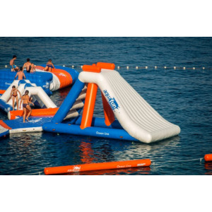 https://www.techni-contact.ovh/ressources/images/produits/merchandising/aire-de-jeux-aquatiques-gonflables-89524464-1.jpg - Dimensions : L 41 m x l 41 m
