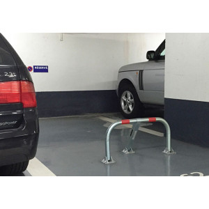 https://www.techni-contact.ovh/ressources/images/produits/merchandising/arceau-de-parking-verrouillage-automatique-stopblock-16145639-1.jpg - Dimensions : 960 x 425 x 455 mm - Acier galvanisé - 3 Types de clés