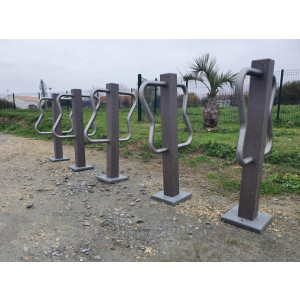 https://www.techni-contact.ovh/ressources/images/produits/merchandising/arceau-velo-en-materiau-recycle-dimension-50-x-23-x-95-cm-poteau-carre-ou-rond-77225785-1.jpg - Fabriqué en Polyal