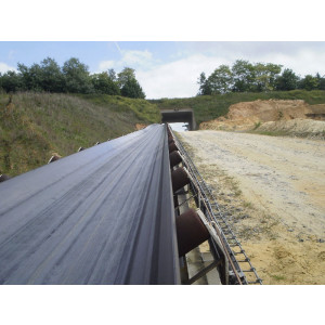 https://www.techni-contact.ovh/ressources/images/produits/merchandising/bande-transporteuse-caoutchouc-sabliere-7555473-1.jpg - Convoyage des produits en vrac