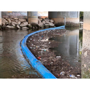 https://www.techni-contact.ovh/ressources/images/produits/merchandising/barrage-flottant-anti-dechets-b-caiman-24617424-1.jpg - barrage flottant à haute résistance spécialement développé pour le confinement des déchets dérivant en milieux aquatiques.
