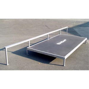 https://www.techni-contact.ovh/ressources/images/produits/merchandising/barre-de-glisse-pour-les-riders-15573520-1.jpg - Hauteur à la table : 0.60-0.30 m - Largeur : 1.55 m - Longueur : 5 m