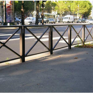 https://www.techni-contact.ovh/ressources/images/produits/merchandising/barriere-croix-de-ville-10905831-1.jpg - Montants latéraux, lisse et croix : tube de 30 x 30 mm.