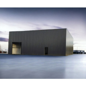 https://www.techni-contact.ovh/ressources/images/produits/merchandising/batiment-acrotere-isole-380m-porte-sectionnelle-portillon-46278123-1.jpg - Notre bâtiment en acier galvanisé à aspect cubique est équipé d'une porte sectionnelle de 4x4 et d'un portillon en PVC. Pour la mise en place d'une activité de production, un espace de stockage, ou l'implantation d'un local commercial.