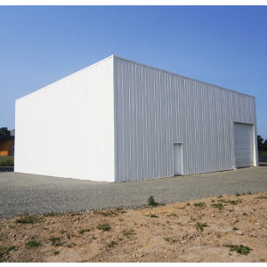 https://www.techni-contact.ovh/ressources/images/produits/merchandising/batiment-industriel-ferme-et-isole-avec-acrotere-20-6x30x6m-43322464-1.jpg - Notre bâtiment industriel en kit de 620m² est muni d'une structure PRS Acier Haute Résistance galvanisée à chaud et est isolé en panneaux sandwich 40mm de 1er choix !