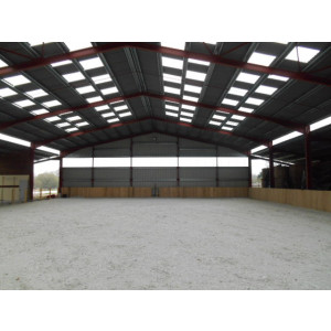 https://www.techni-contact.ovh/ressources/images/produits/merchandising/batiment-metallique-equestre-763206-1.jpg - Structure métallique de grande qualité