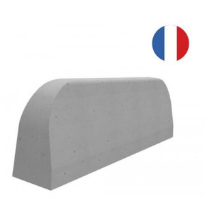 https://www.techni-contact.ovh/ressources/images/produits/merchandising/bordure-defense-en-beton-58412124-1.jpg - Longueur : 500 ou 1000 mm - Finition : gris lisse ou gravillons lavés - Manutention par pince de levage