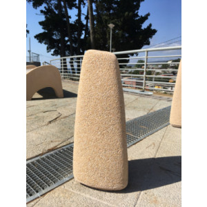 https://www.techni-contact.ovh/ressources/images/produits/merchandising/borne-beton-de-protection-403902-1.jpg - Hauteur : 71 cm - Largeur : 28 cm - A poser au sol ou à ancrer avec tiges métalliques