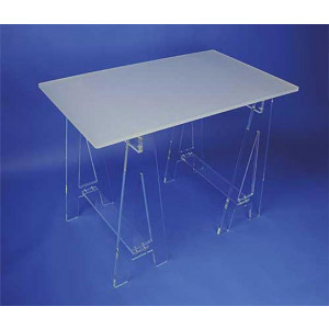 https://www.techni-contact.ovh/ressources/images/produits/merchandising/bureau-depoli-sur-treteaux-en-plexiglas-hauteur-74-cm-16412875-1.jpg - Plateau dépoli satiné épaisseur 15mm - Dimensions : 98 x 149 cm - Deux tréteaux transparents - Hauteur : 74 cm