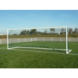 https://www.techni-contact.ovh/ressources/images/produits/merchandising/but-football-a-11-transportable-8509769-1.jpg - Dimensions : 7.35 x 2.44 m - Matière : Aluminium