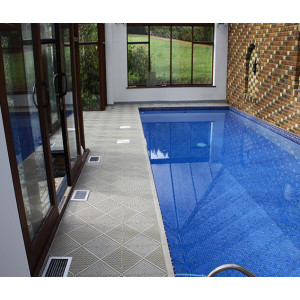 https://www.techni-contact.ovh/ressources/images/produits/merchandising/caillebotis-piscines-fabrication-suedoise-elegance-scandinave-9781406-1.jpg - Balcons et terrasses. Contours de piscine. Spas et Saunas. Les dalles apportent confort, résistance et longévité pour toutes les zones humides ou extérieures.