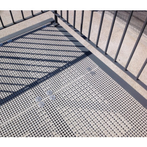 https://www.techni-contact.ovh/ressources/images/produits/merchandising/caillebotis-polyester-pour-sol-et-plancher-industriel-53336471-1.jpg - Le caillebotis polyester possède de nombreux avantages et offre une haute résistance dans les domaines industriels et publics.