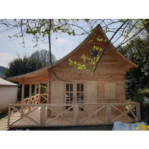 https://www.techni-contact.ovh/ressources/images/produits/merchandising/chalet-en-bois-avec-toit-45-75241171-1.jpg - Surface totale  : 40 m² - Dimensions :  4,4 x 4,5 m