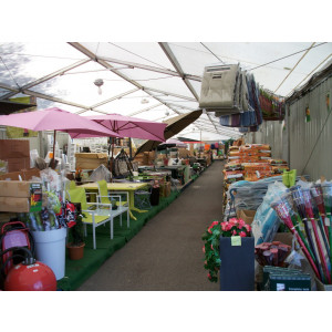https://www.techni-contact.ovh/ressources/images/produits/merchandising/chapiteau-demontable-recevant-public-9288924-1.jpg - Bâtiment en toile dédié à la grande distribution