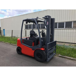 https://www.techni-contact.ovh/ressources/images/produits/merchandising/chariot-de-manutention-2500-kg-1404621-1.jpg - Capacité de levage : 2500 Kg  - Hauteur de levage : 5 m
