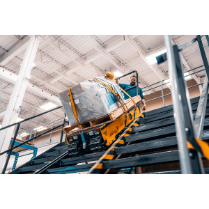 https://www.techni-contact.ovh/ressources/images/produits/merchandising/chariot-de-transport-monte-escalier-electrique-1000-kg-72214193-1.jpg - Capacité maximale : En escalier 800 Kg à 32°/ surface plane 1000 Kg
