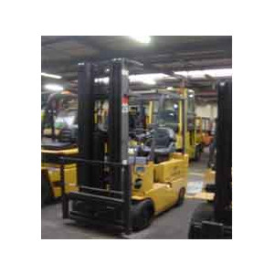 https://www.techni-contact.ovh/ressources/images/produits/merchandising/chariot-elevateur-a-gaz-caterpillar-1500-kg-8083448-1.jpg - Hauteur de levage (m) : 5.5