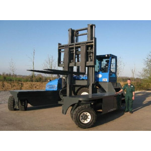 https://www.techni-contact.ovh/ressources/images/produits/merchandising/chariot-elevateur-thermique-multidirectionnel-13386355-1.jpg - Capacité : 25 000 kg
