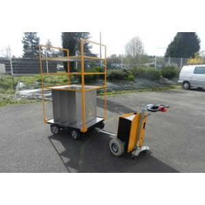https://www.techni-contact.ovh/ressources/images/produits/merchandising/chariot-motorise-electrique-14229990-1.jpg - Train de conteneurs à 4 roues