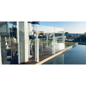 https://www.techni-contact.ovh/ressources/images/produits/merchandising/cloison-pour-abri-de-terrasse-restaurant-retractable-electrique-65249514-1.jpg - Le para vent retractable peut parfaitement s'installer sur les voies publiques où les structures fixes sont interdites. C'est un système qui dispose d'une ouverture automatique.
