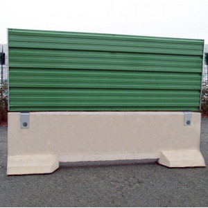 https://www.techni-contact.ovh/ressources/images/produits/merchandising/cloture-chantier-a-habillage-en-bardage-tole-10518464-1.jpg - Composée d'un stabilisateur béton et d'un cadre métallique galvanisé tôlé