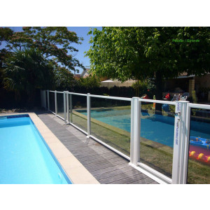 https://www.techni-contact.ovh/ressources/images/produits/merchandising/cloture-piscine-transparente-8082127-1.jpg - Cadre aluminium