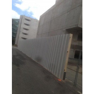 https://www.techni-contact.ovh/ressources/images/produits/merchandising/cloture-pour-chantier-66115271-1.jpg - En bois ou en tôle