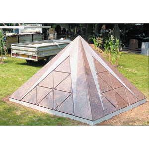 https://www.techni-contact.ovh/ressources/images/produits/merchandising/columbarium-pyramide-15080836-1.jpg - 3 modèles disponibles