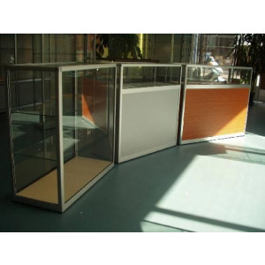 https://www.techni-contact.ovh/ressources/images/produits/merchandising/comptoir-d-exposition-en-verre-et-aluminium-1002457-1.jpg - Standard ou sur-mesure