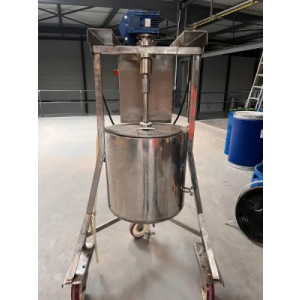 https://www.techni-contact.ovh/ressources/images/produits/merchandising/cuve-inox-70l-melangeur-agitateur-chauffant-82722147-1.jpg - Cuve industrielle neuve de 70 litres en inox avec système de chauffage par double enveloppe à huile et mélangeur planétaire intégré. Équipement mobile sur roulettes, alimenté en 380V, idéal pour les applications industrielles.