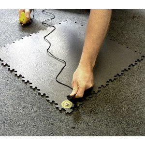 https://www.techni-contact.ovh/ressources/images/produits/merchandising/dalles-pvc-anti-statiques-esd-clipsables-6829660-1.jpg - Dalles pvc esd conductrices, dissipatrices et antistatiques pour tous supports dans le domaine de l’industrie. Kit de mise à la terre et d’une bande carbonée créant un sol conducteur sûr qui peut être utilisé comme sol primaire