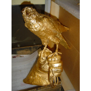 https://www.techni-contact.ovh/ressources/images/produits/merchandising/dorure-sur-statue-d-animal-11976150-1.jpg - Dorure sur la statue d'un faucon