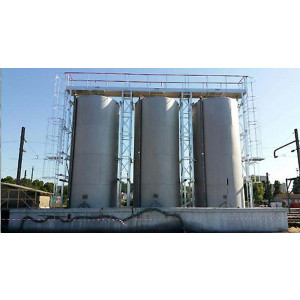 https://www.techni-contact.ovh/ressources/images/produits/merchandising/echelle-a-crinoline-sur-cuve-de-stockage-15094612-1.jpg - Palier long. : 12 mètres – En milieu pétrochimique