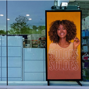 https://www.techni-contact.ovh/ressources/images/produits/merchandising/ecran-vitrine-45192345-1.jpg - Ecran vidéo vitrine