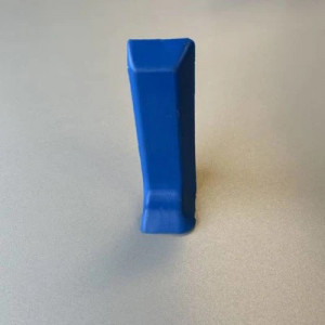 https://www.techni-contact.ovh/ressources/images/produits/merchandising/embout-de-finition-bleu-adhesif-42945211-1.jpg - Embout bleu adhésif pour plinthe à lèvres souples