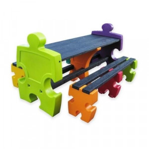 https://www.techni-contact.ovh/ressources/images/produits/merchandising/ensemble-bancs-et-table-puzzle-62421123-1.jpg - Fabriqués en plastique 100 % récyclé et recyclable pour les parties colorées