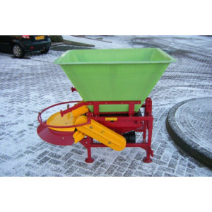 https://www.techni-contact.ovh/ressources/images/produits/merchandising/epandeur-de-sel-et-sable-1922471-1.jpg - Dimension d'épandage (L): de 2 à 6 m - Charge utile : 600 kg