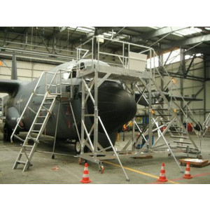 https://www.techni-contact.ovh/ressources/images/produits/merchandising/escabeau-acces-pare-brise-avion-11086597-1.jpg - Sur Hercule C130