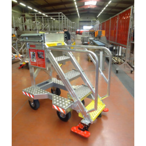 https://www.techni-contact.ovh/ressources/images/produits/merchandising/escabeau-aeronautique-de-piste-et-d-atelier-862561-1.jpg - Charge admissible : 150 kg - 1 personne - 5 marches