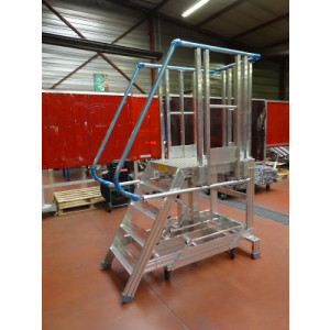 https://www.techni-contact.ovh/ressources/images/produits/merchandising/escabeau-d-acces-pour-simulateur-de-vol-5666320-1.jpg - Charge maximum admissible : 350 kg - En aluminium