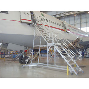 https://www.techni-contact.ovh/ressources/images/produits/merchandising/escabeau-de-piste-tractable-8485444-1.jpg - De 4 à 18 marches - Pour tous types d'aéronefs