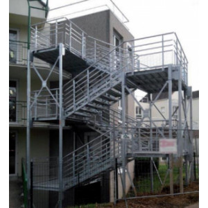 https://www.techni-contact.ovh/ressources/images/produits/merchandising/escalier-cube-de-secours-exterieur-11882785-1.jpg - Monobloc : un cube par étage