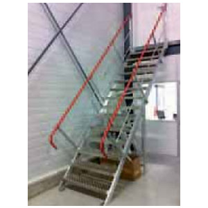 https://www.techni-contact.ovh/ressources/images/produits/merchandising/escalier-droit-avec-main-courante-anodisee-rouge-9280523-1.jpg - En aluminium