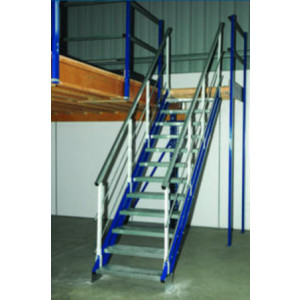 https://www.techni-contact.ovh/ressources/images/produits/merchandising/escalier-droit-industriel-metallique-12707779-1.jpg - Largeur des marches : 800 ou 1200 mm