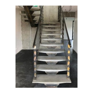 https://www.techni-contact.ovh/ressources/images/produits/merchandising/escalier-en-beton-fibre-ultra-performant-44418575-1.jpg - Marche individuelle à poser sur crémaillère