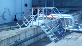 https://www.techni-contact.ovh/ressources/images/produits/merchandising/escalier-industriel-double-acces-4590173-1.jpg - Pour dépôt pétrolier - Usage en milieu sévère