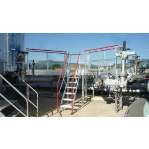 https://www.techni-contact.ovh/ressources/images/produits/merchandising/escaliers-a-palier-double-acces-sur-site-petrochimique-927341-1.jpg - Charge max d’utilisation : 200 kg/m²