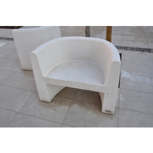 https://www.techni-contact.ovh/ressources/images/produits/merchandising/fauteuil-urbain-en-beton-1351925-1.jpg - Longueur : 960 mm - Assise : 420 mm - A poser ou à ancrer avec tiges métalliques